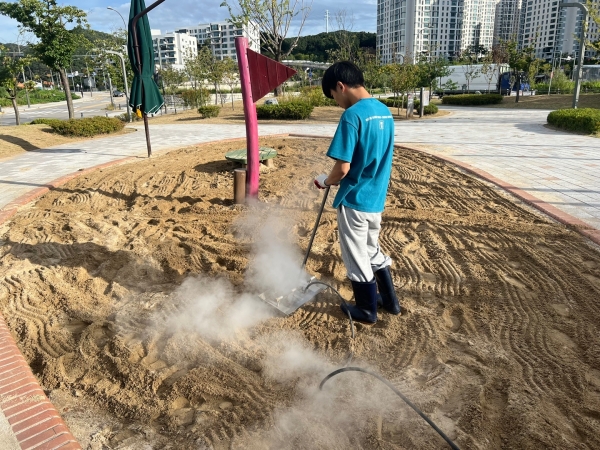 용인특례시, 공원시설과 모래 소독 ‘어린이 위생지킴이’