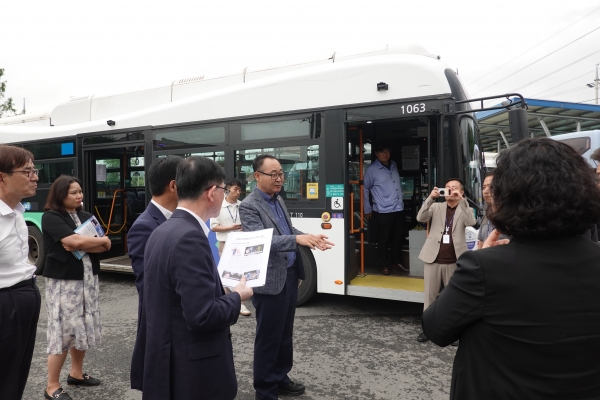 김영민 도의원, 버스 우회전 보행자 감지시스템 시범설치 현장 방문